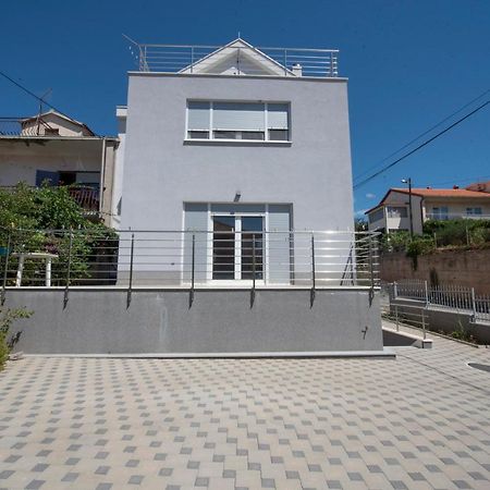Sunny Attic Apartment With Balcony & Modern City Apartment With Outdoor Area, No Balcony Трогир Экстерьер фото