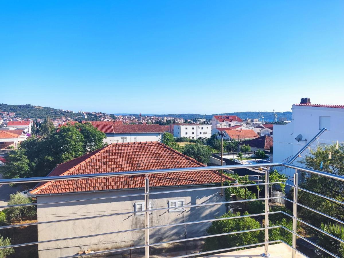 Sunny Attic Apartment With Balcony & Modern City Apartment With Outdoor Area, No Balcony Трогир Экстерьер фото