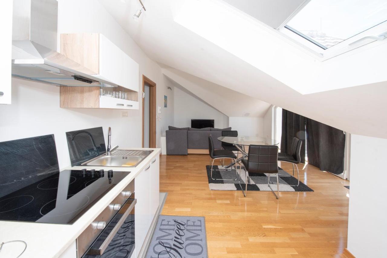 Sunny Attic Apartment With Balcony & Modern City Apartment With Outdoor Area, No Balcony Трогир Экстерьер фото