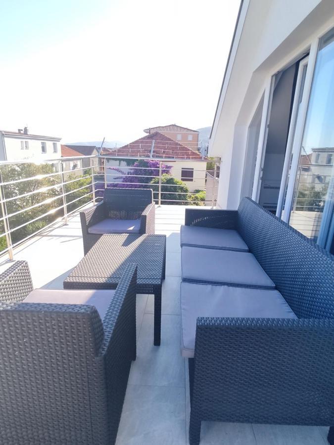 Sunny Attic Apartment With Balcony & Modern City Apartment With Outdoor Area, No Balcony Трогир Экстерьер фото