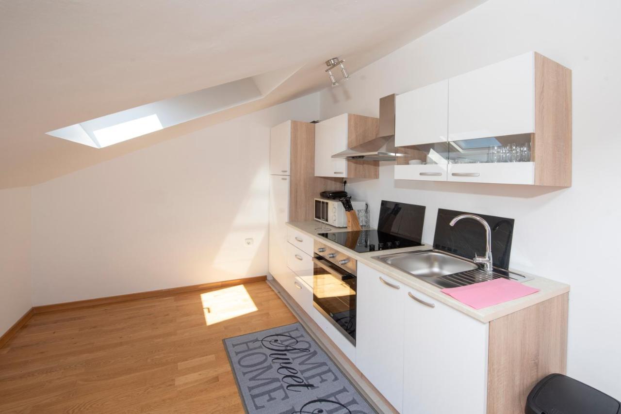 Sunny Attic Apartment With Balcony & Modern City Apartment With Outdoor Area, No Balcony Трогир Экстерьер фото