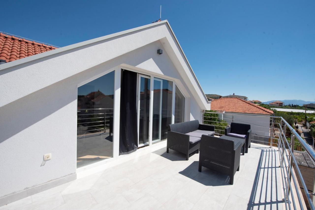 Sunny Attic Apartment With Balcony & Modern City Apartment With Outdoor Area, No Balcony Трогир Экстерьер фото