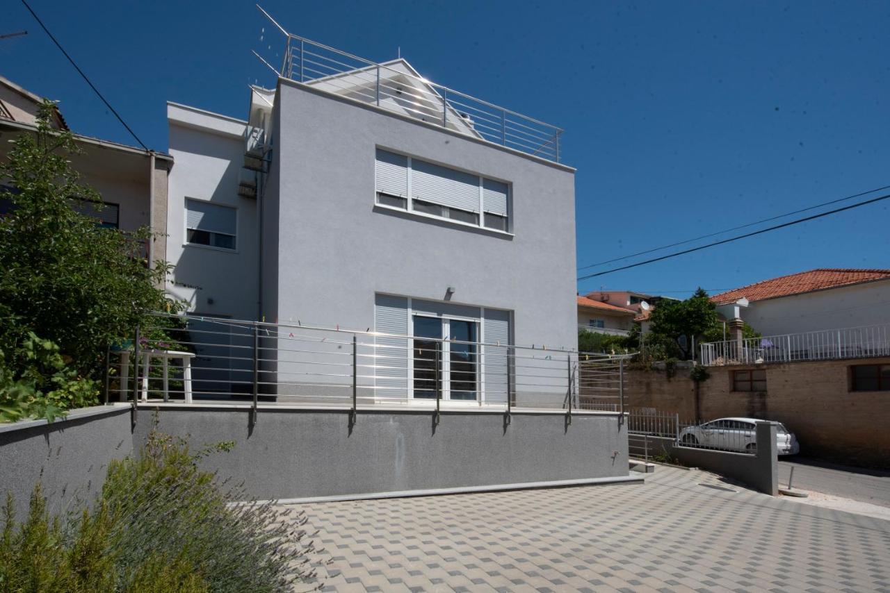 Sunny Attic Apartment With Balcony & Modern City Apartment With Outdoor Area, No Balcony Трогир Экстерьер фото