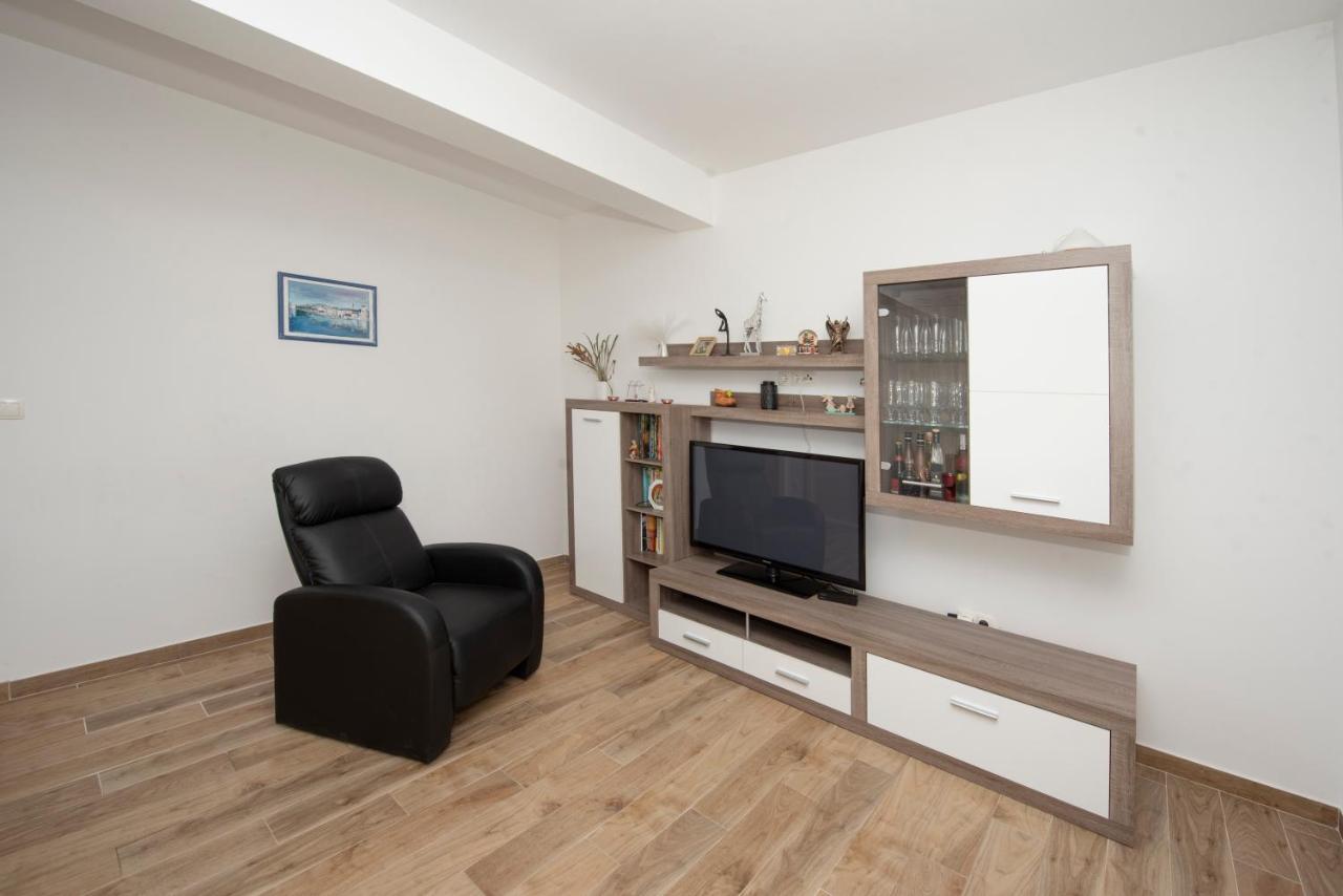 Sunny Attic Apartment With Balcony & Modern City Apartment With Outdoor Area, No Balcony Трогир Экстерьер фото