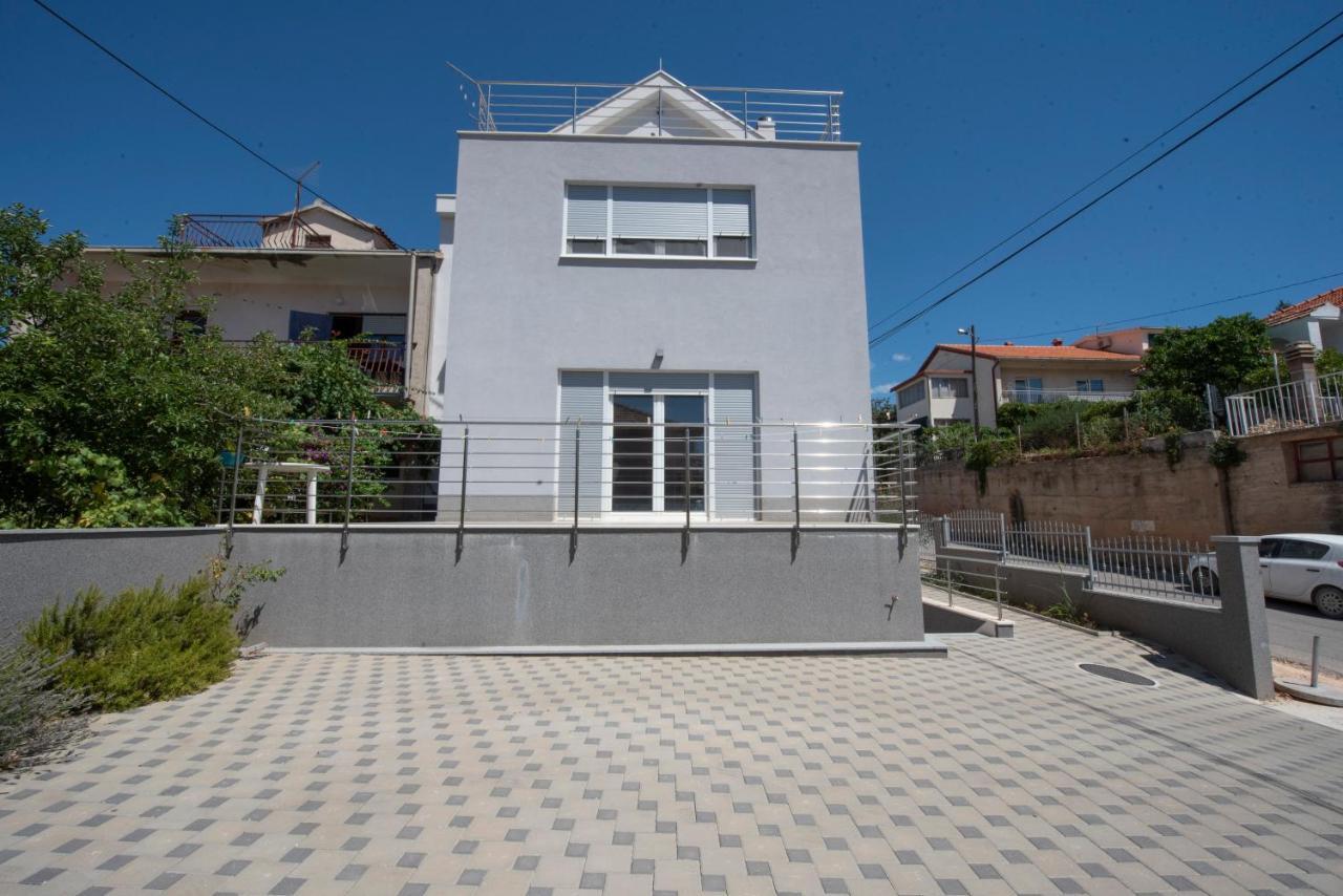 Sunny Attic Apartment With Balcony & Modern City Apartment With Outdoor Area, No Balcony Трогир Экстерьер фото