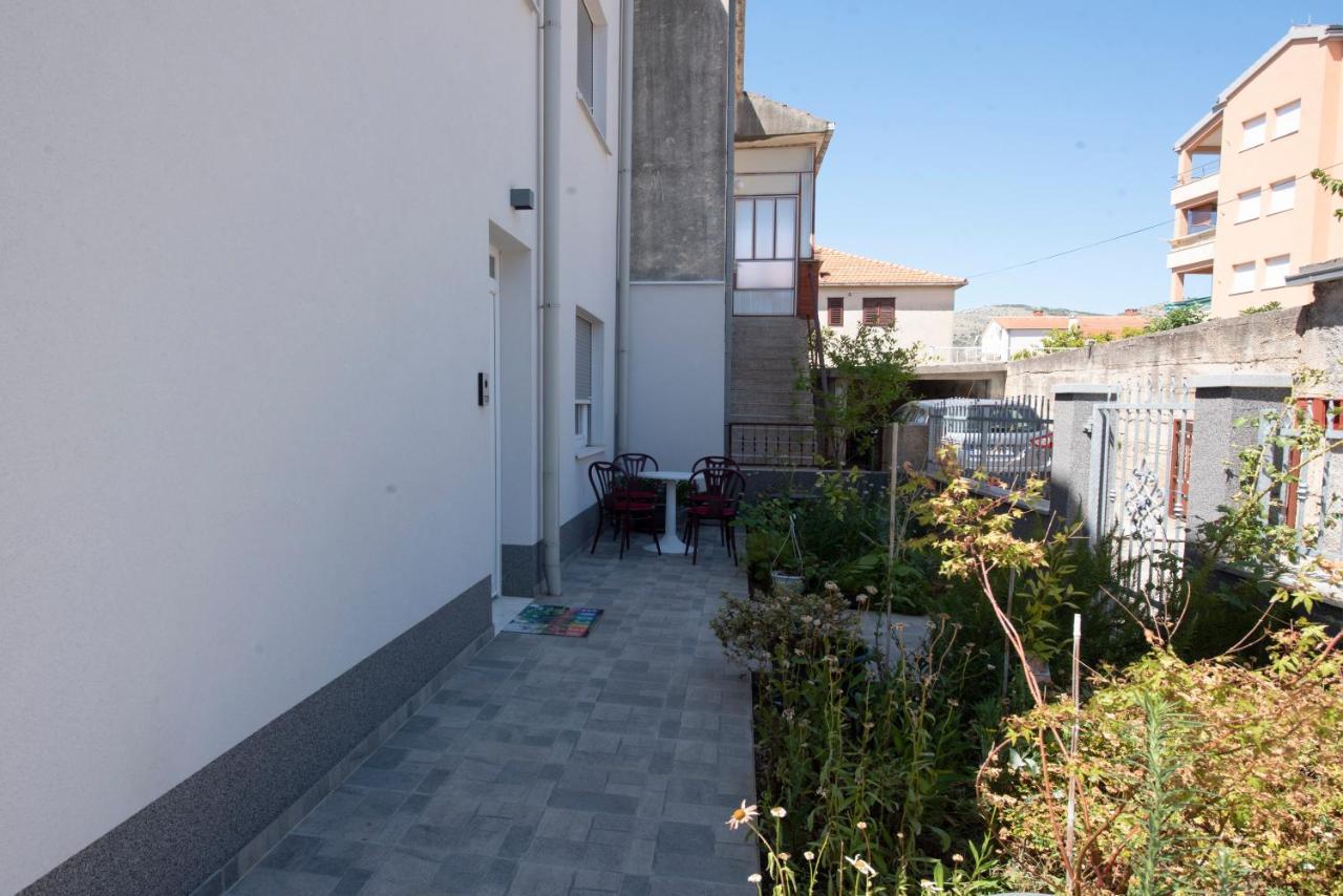 Sunny Attic Apartment With Balcony & Modern City Apartment With Outdoor Area, No Balcony Трогир Экстерьер фото