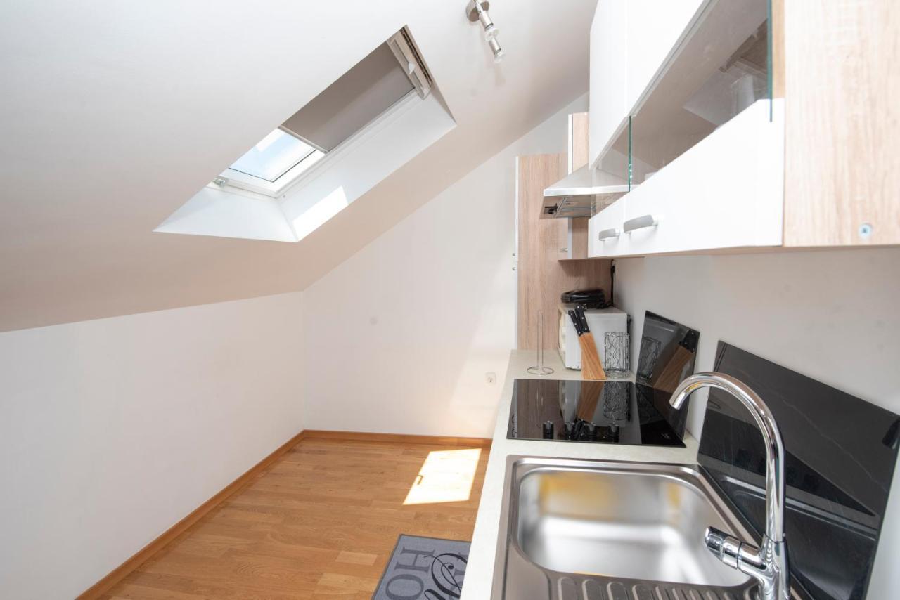 Sunny Attic Apartment With Balcony & Modern City Apartment With Outdoor Area, No Balcony Трогир Экстерьер фото