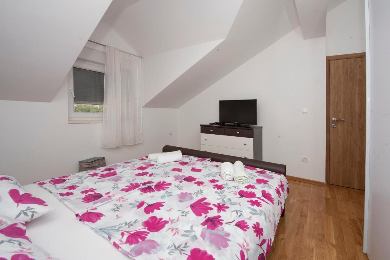 Sunny Attic Apartment With Balcony & Modern City Apartment With Outdoor Area, No Balcony Трогир Экстерьер фото