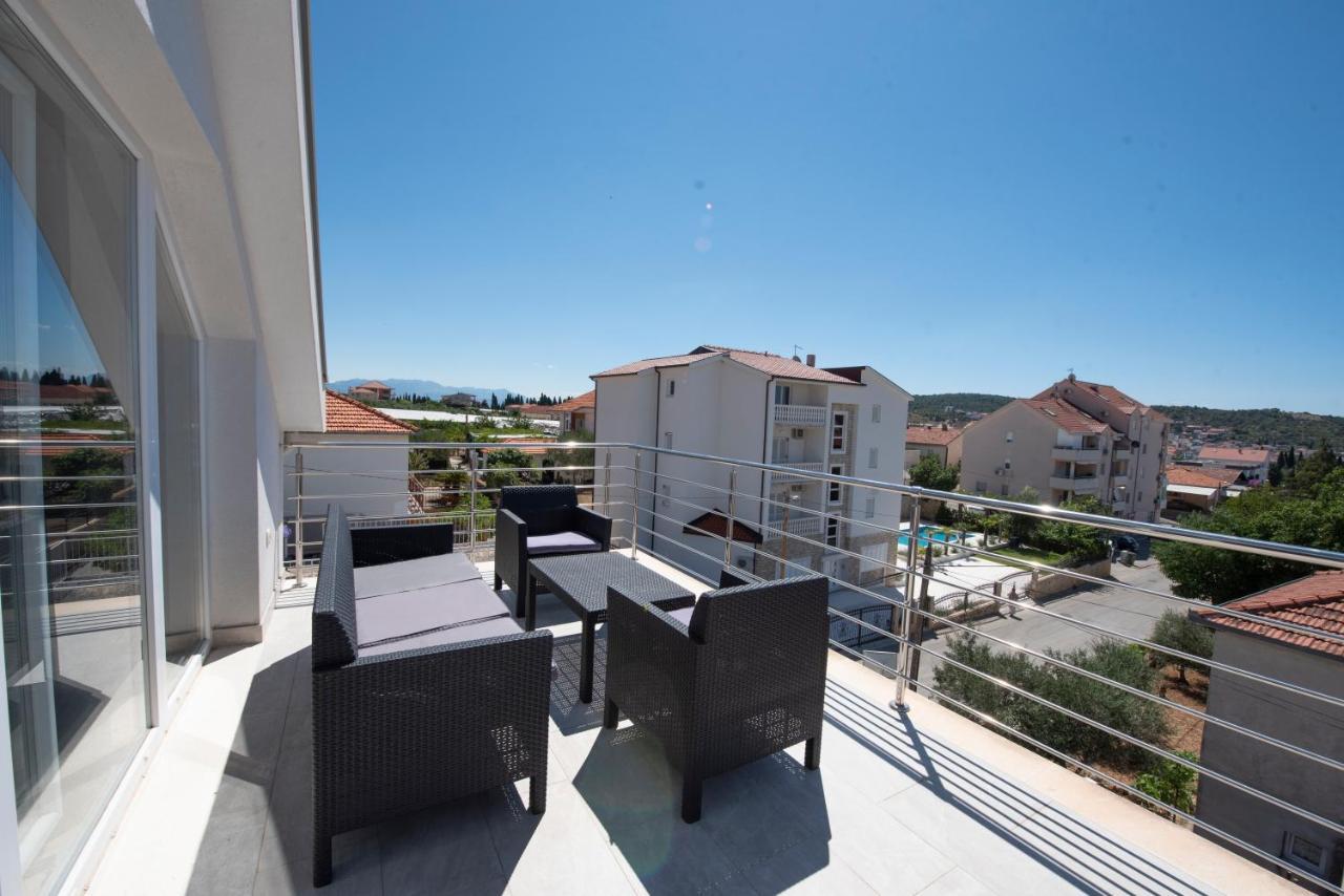Sunny Attic Apartment With Balcony & Modern City Apartment With Outdoor Area, No Balcony Трогир Экстерьер фото